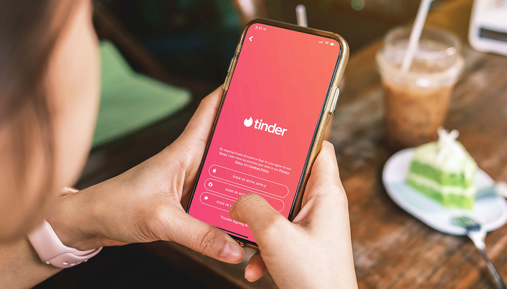 How To See If Someone Is On Tinder? Create a Tinder Account Yourself (The Most Common One)
